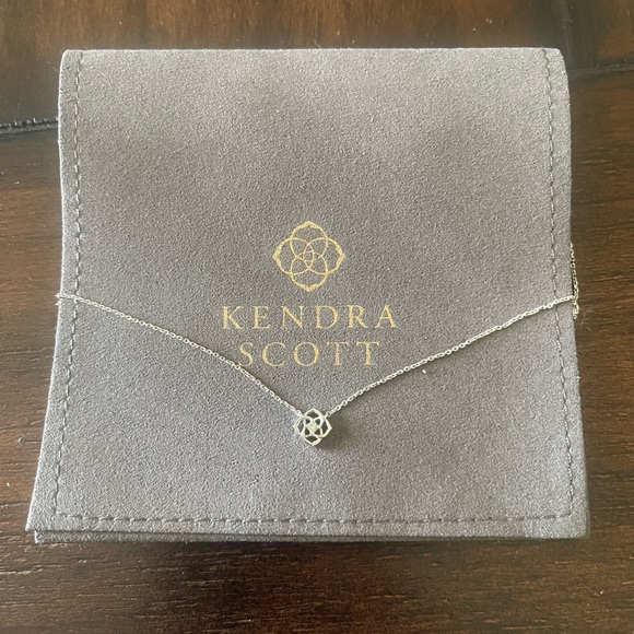 New Kendra Scott Fleur 14k White Gold Pendant Necklace - Picture 3 of 7